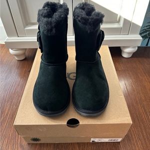 Ugg girls/womens K Daelynn bow boots, size 4 NIB